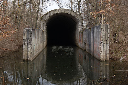 Заброшенный вход в железнодорожный тоннель 