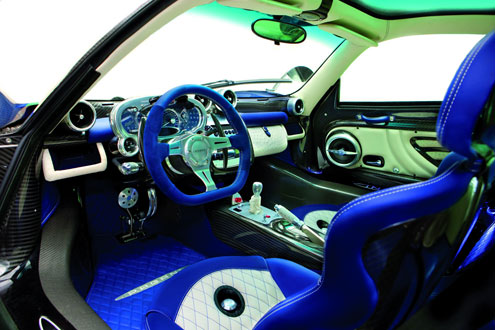 суперкара Pagani Zonda Cinque в салоне суперкара Pagani Zonda Cinque в салоне