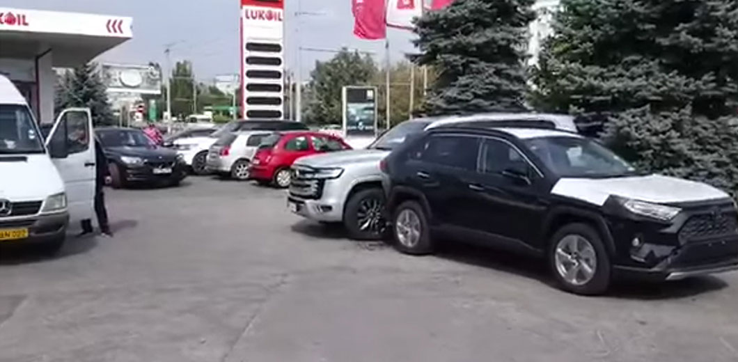В молдавском автосалоне разбили новые Toyota и Lexus во время разгрузки (видео) 2