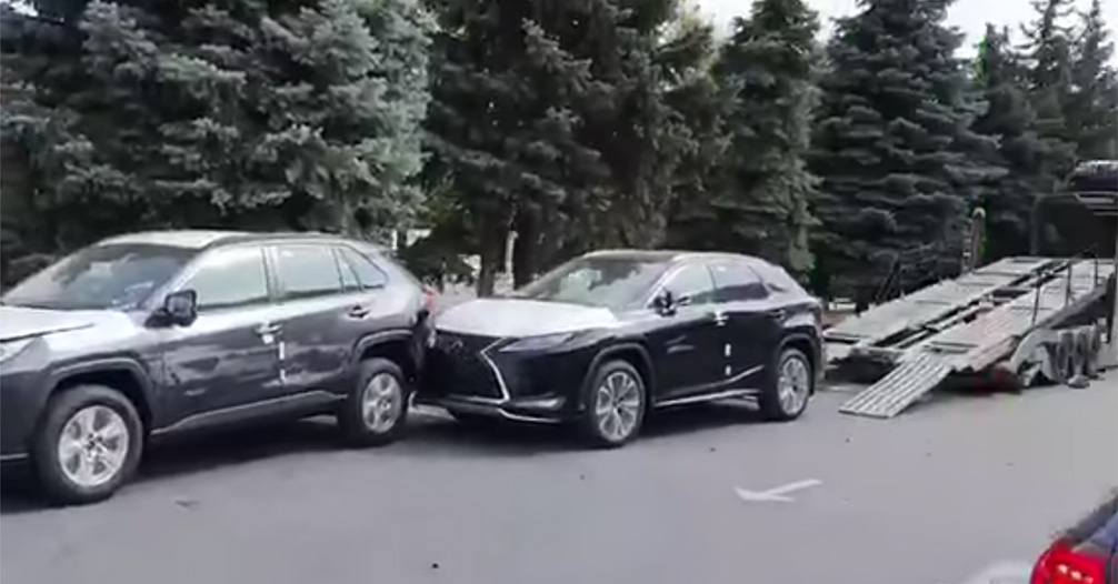В молдавском автосалоне разбили новые Toyota и Lexus во время разгрузки (видео) 1
