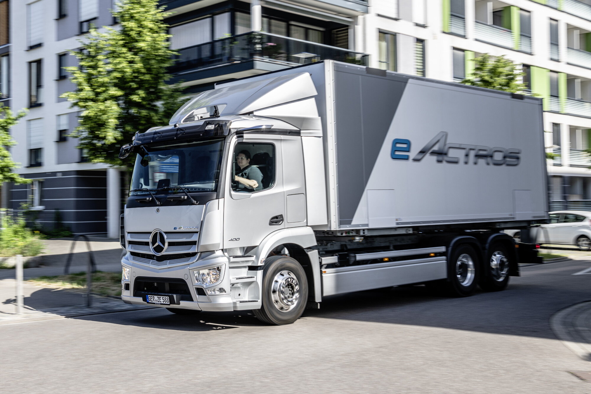 Полностью электрический грузовик Mercedes-Benz eActros